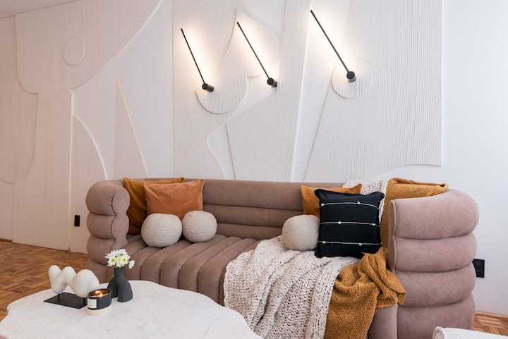 Отпуснете се в нашата уютна, модерна и добре осветена всекидневна. Насладете се на любимите си предавания на телевизора със стандартна кабелна телевизия и Netflix. Идеалното място да се отпуснете и да се насладите на малко почивка!