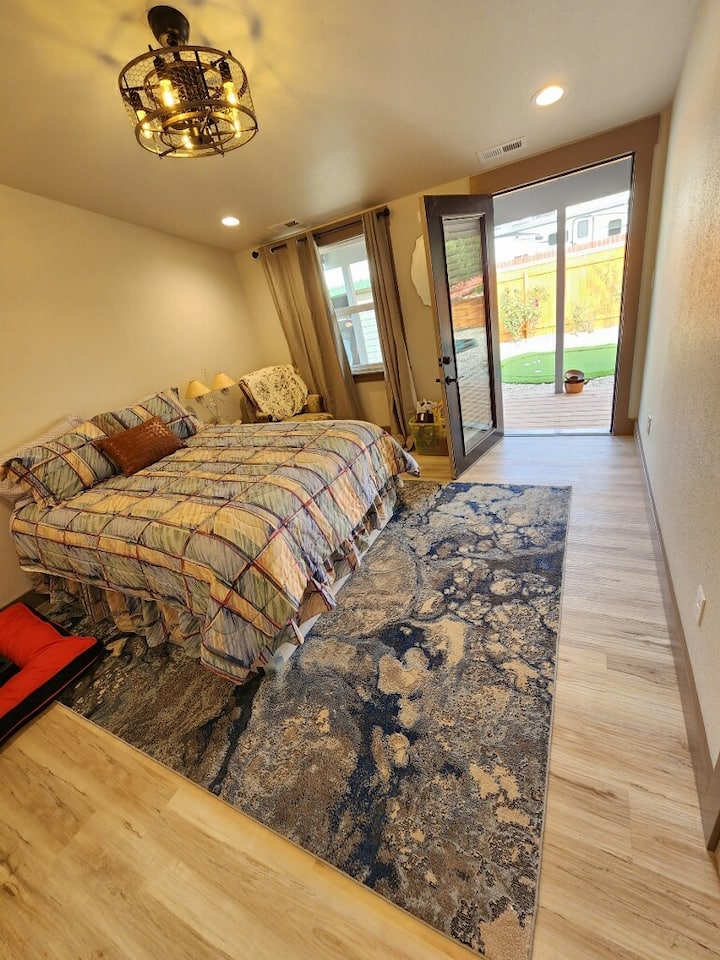 Main bedroom queen bed
