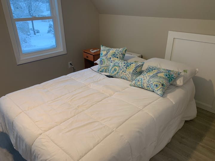 Dormitorio del segundo piso, trasero. Cama matrimonial.