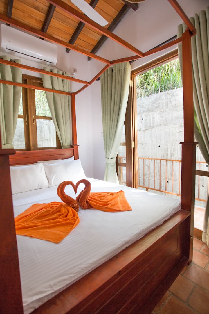 غرفة النوم الثانية مع هراء في الخلف.