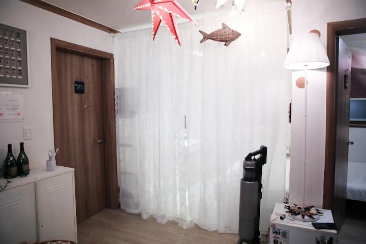 1~2인실 랜덤(옥희게스트하우스) 역세권과 가까운 학의 강변 산책로 위치 인덕원역 4분거리 - 내손동