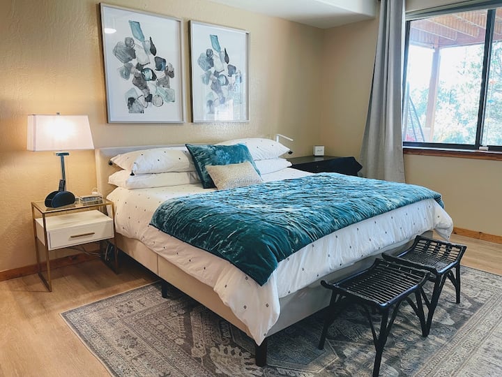 Втори основен суит с двойно легло king size, работно пространство и 55- инчов смарт телевизор