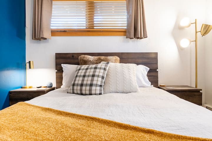 La habitación de tamaño mediano tiene una cama tamaño queen, un vestidor y un perchero externo.