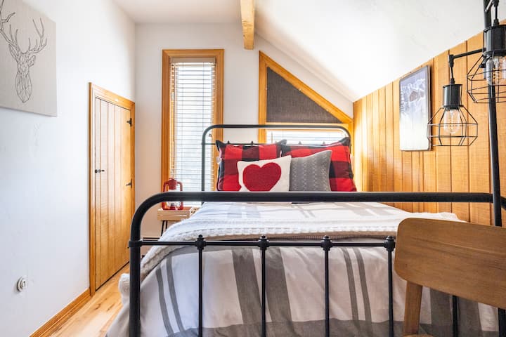 Los niños parecen “amar” especialmente la habitación más pequeña, pero también es ideal para adultos solitarios y parejas acogedoras.