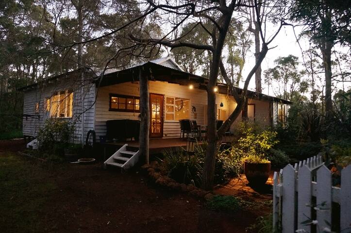 Delightful Cottage 1km to Town 1 Acre Bush Block