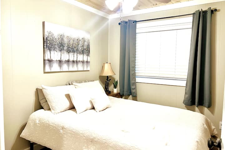 חדר שינה מקסים עם מיטת קווין סייז נוחה