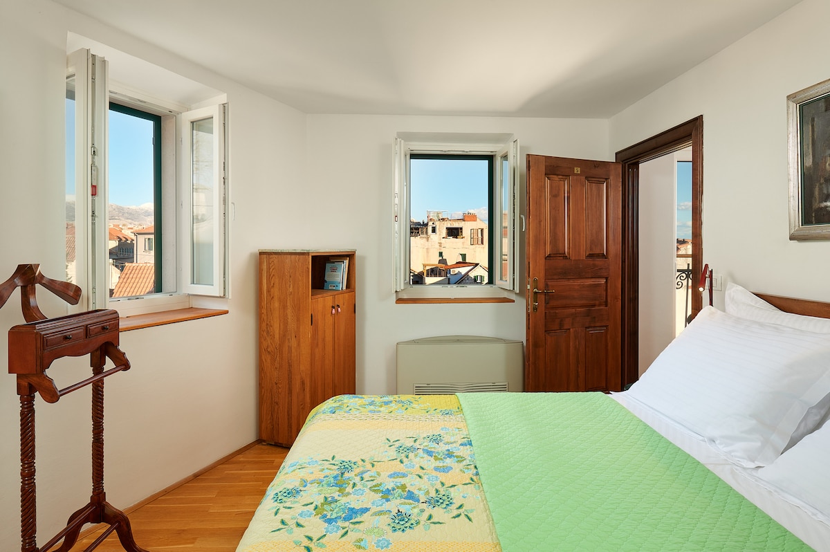 Piata spálňa s vlastnou kúpeľňou na treťom poschodí