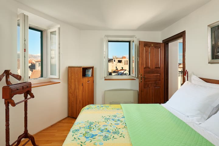 Peta spavaća soba s vlastitom kupaonicom na trećem katu