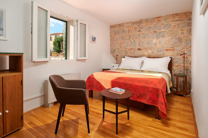 Prva spavaća soba na prvom katu s vlastitom kupaonicom