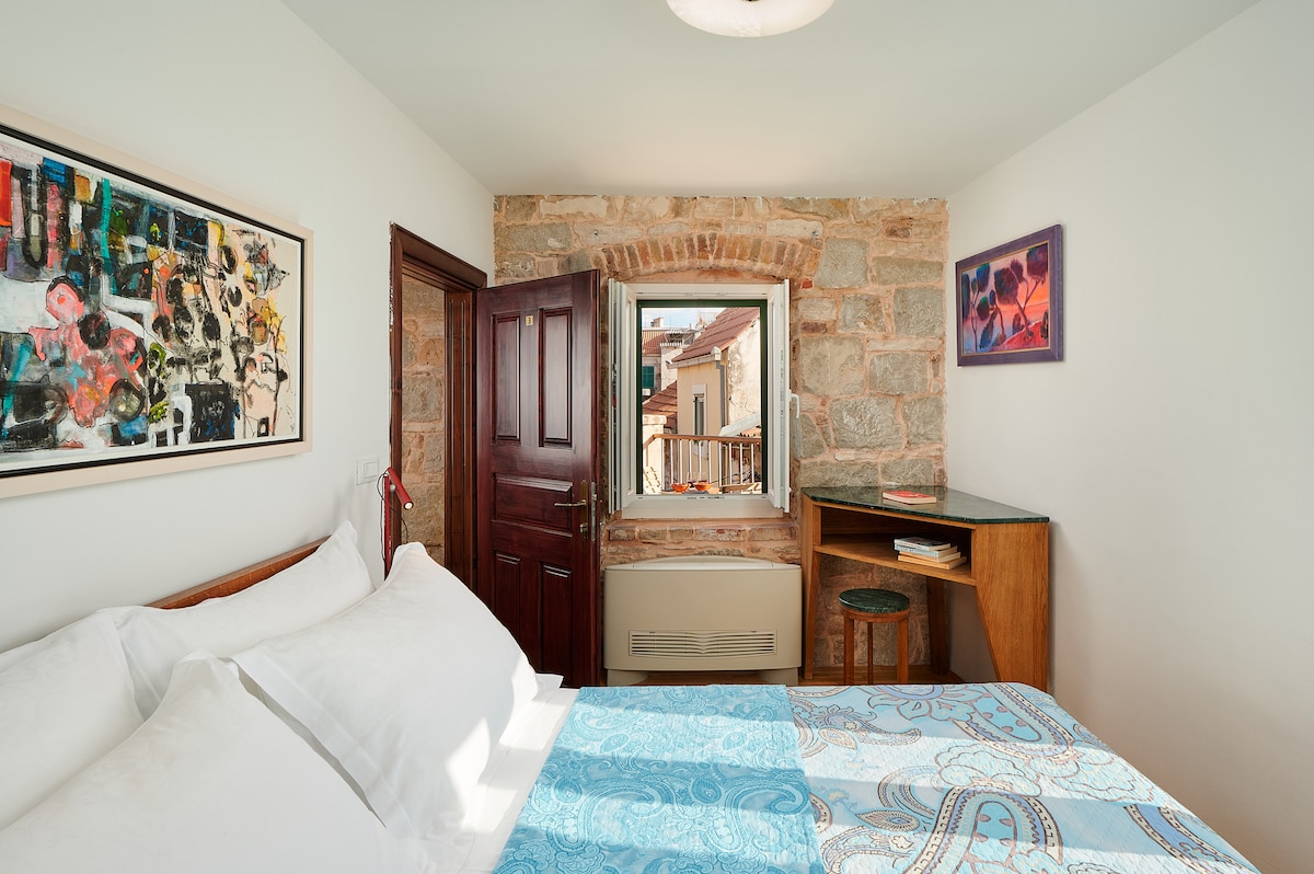 Tretia spálňa na druhom poschodí s vlastnou kúpeľňou.