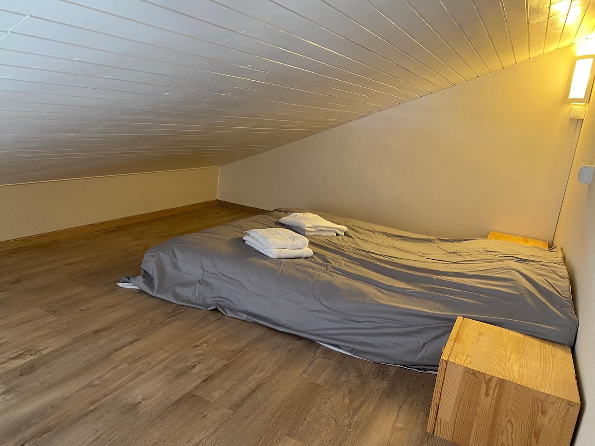 Međukat s bračnim krevetom