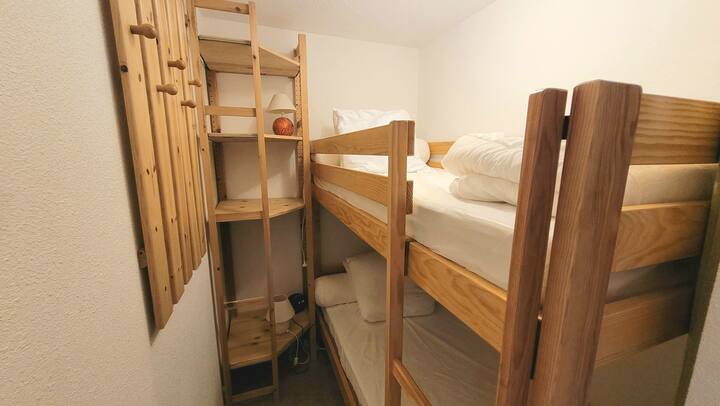 Аголен ноќен кревет на спрат 90