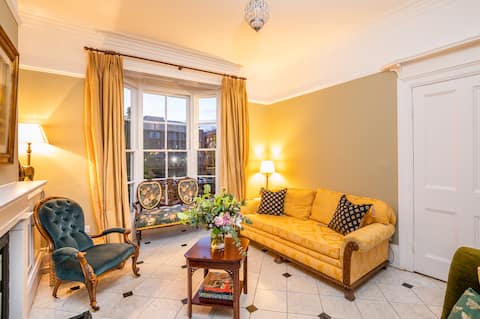 Top performing Airbnb: The Pretty Period Property in city centre in Fulford