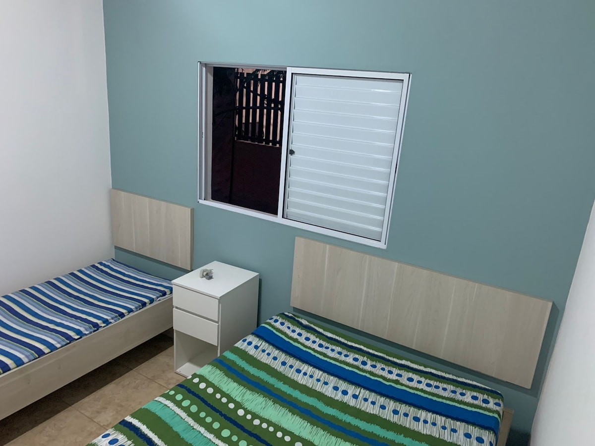 Spálňa s dvoma (1) manželskými posteľami a (1) samostatným lôžkom