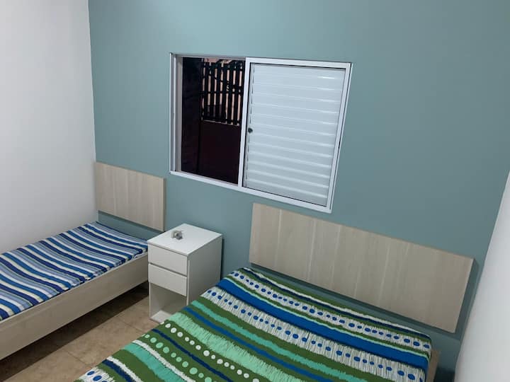 Dormitorio dos (1) cama matrimonial y (1) cama individual