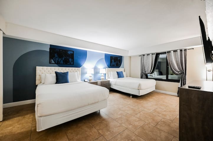 N8 2BD/2BA | Center of the Strip | Sleeps 8