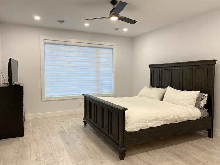 小主人卧室，配备特大号床、独立卫生间和步入式衣帽间。