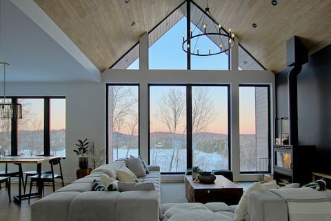 Top performing Airbnb: Le Fidèle – Scandinavian, Lakefront, View & Spa! in Chertsey