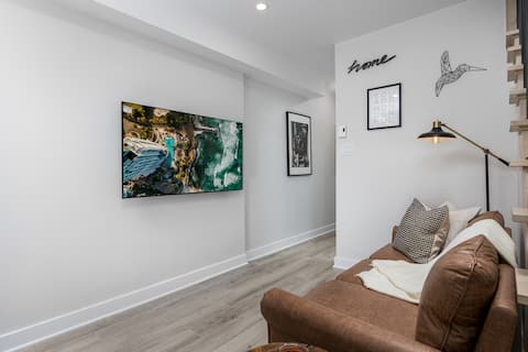 Top Airbnb: Little Italy 2-Story Apt~Roof Top Views~2 Terraces in Rosemont–La Petite Patrie