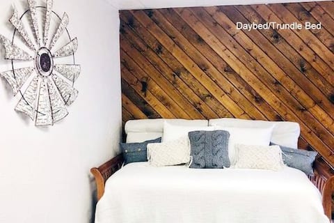 Newly Remodeled 2 Bed 1 Bath Unit