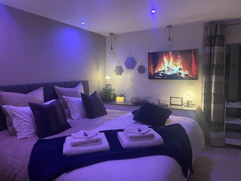 Romantic Getaway in Séguret with Hot Tub and Pool