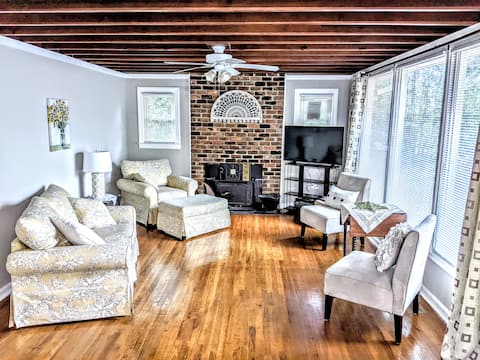 Successful Airbnb property: South Cove Cottage ~ Lake Keowee in Seneca