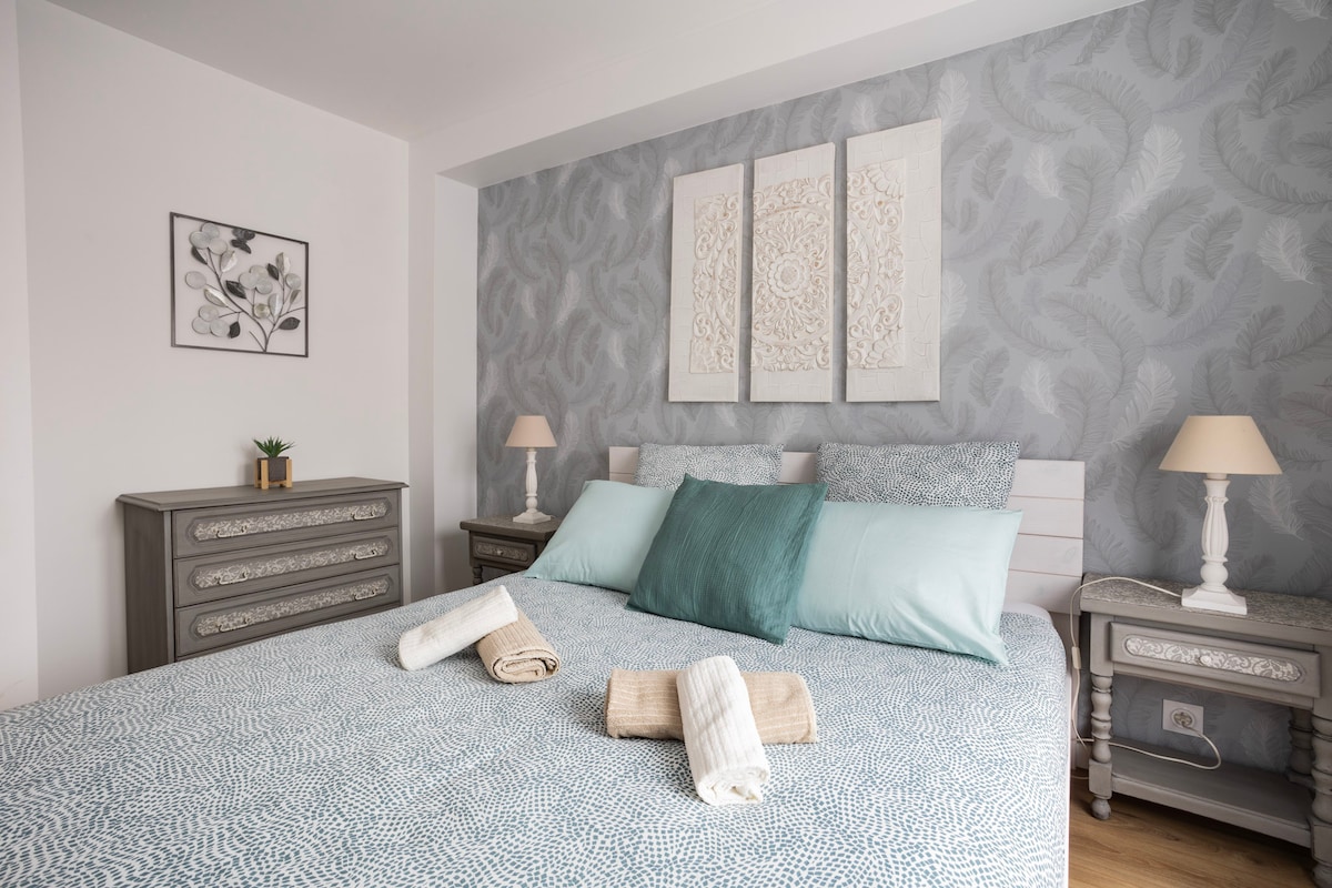 Спална соба со брачен кревет 1-ви кат