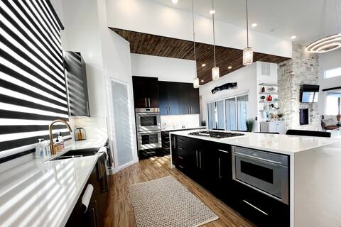 Luxury, Hot Tub, King bed, steam room, boat parkin
