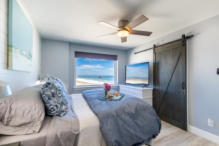 Between the views of the Gulf and the big screen TV, you won't want to get out of bed!