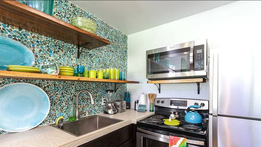 Turtle Bay 2BR + Loft (Renovated Corner Unit) gallery image 5