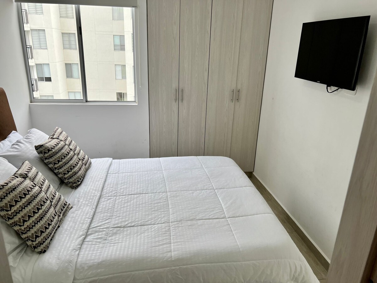 在探索这座城市一整天后，您可以享受安静、凉爽和设备齐全的房间的舒适。 双人床配有干净柔软的床单，让您尽情休息。