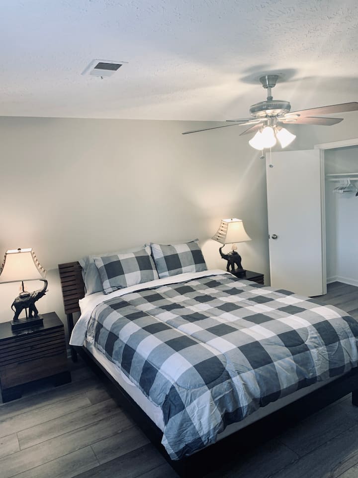 غرفة نوم رئيسية مع حمام ملحق وخزانات متصلة