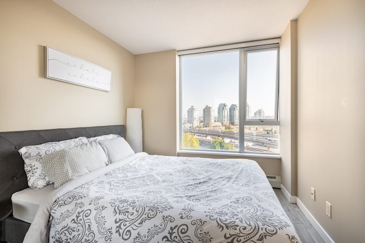 Bedroom #2 

Full queen bed with unobstructed views downtown views.