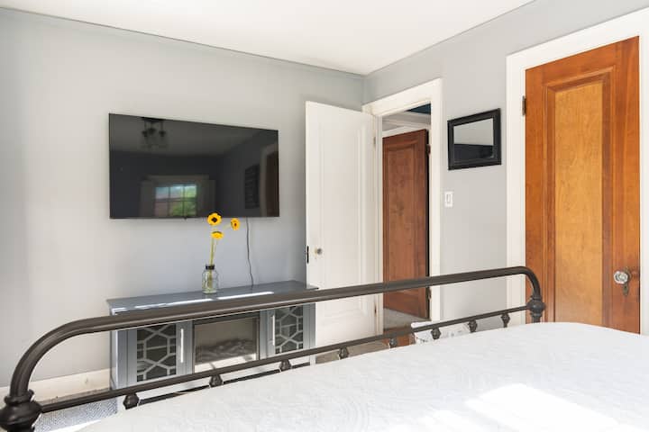 Მე ‑ 2 საძინებელში არის ბუხარი და სმარტ-ტელევიზორი საკაბელო მომსახურებით.