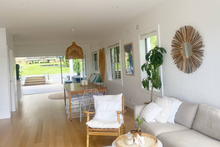 Gorgeous family beach house in Curl Curl