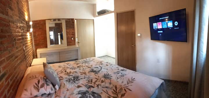 master bedroom ks, with smarth tv, 48 inc  and private bathroom, double built in closet. 

habitacion principal, con smath tv de 48 pulgadas, baño privado y closet 

