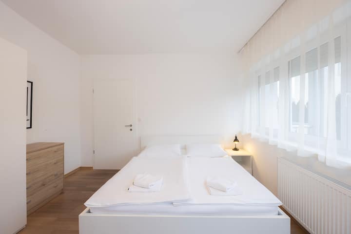 ห้องนอนพร้อมเตียงคู่