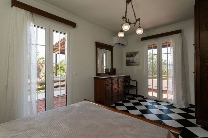 Naxos Chora Villa ”Vaporias” with amazing garden gallery image 4