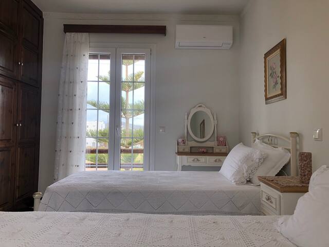 Naxos Chora Villa ”Vaporias” with amazing garden gallery image 5