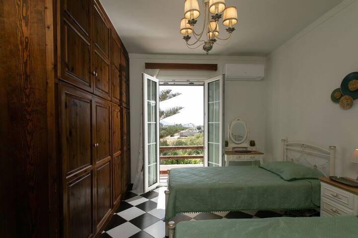 Naxos Chora Villa ”Vaporias” with amazing garden gallery image 2