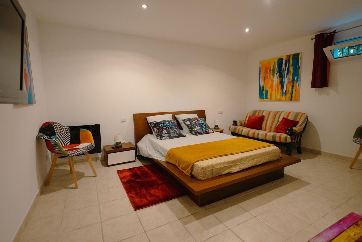 Dhomë gjumi 2, krevat 140x190, me banjë ngjitur, me pamje nga alcove.