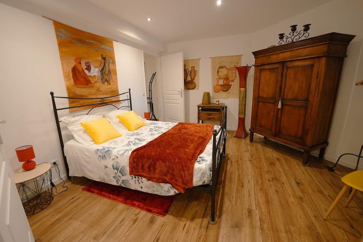 Dhomë gjumi 1 krevat 140 x 190, me pamje nga dhoma e gjumit e fëmijëve, qoshja e malit dhe dhoma e ndenjjes.