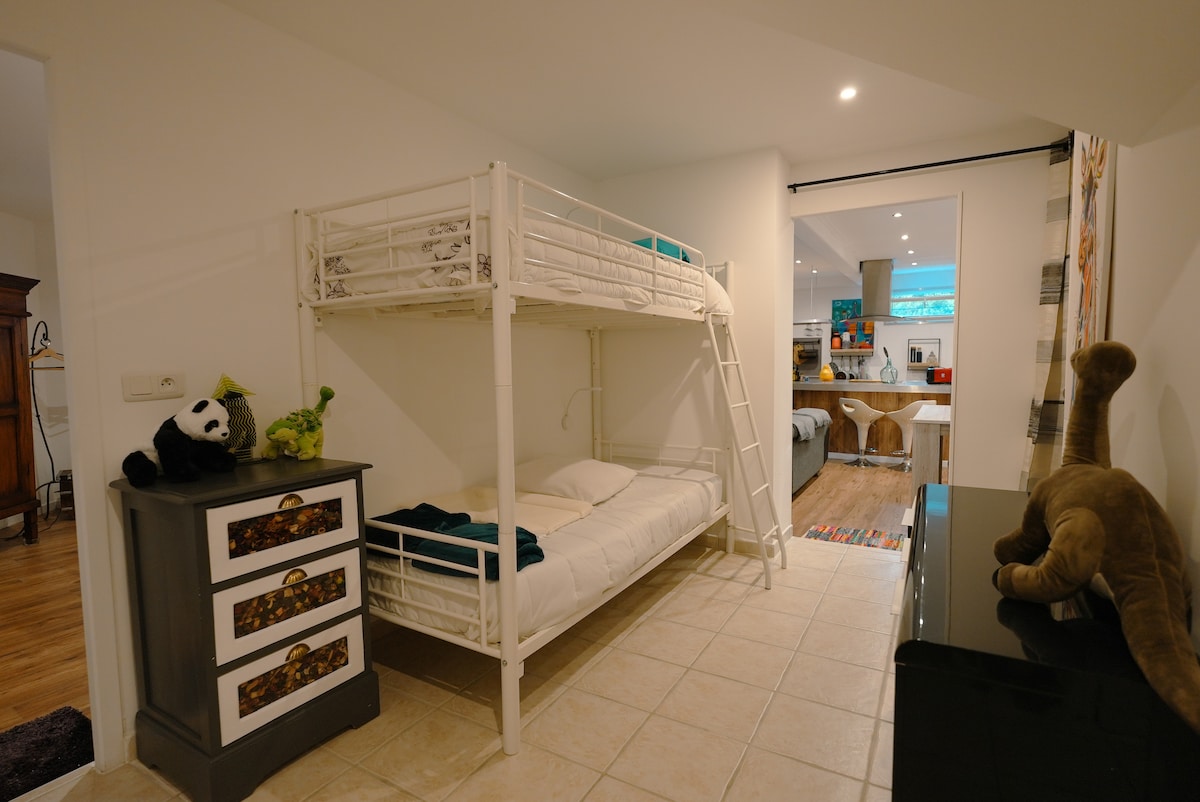 Alcove, zonë për fëmijë ose tinejxhere, 2 krevate 90 x 200. me pamje nga dhoma e ndenjjes, dhoma e gjumit 1 dhe dhoma e gjumit 2.