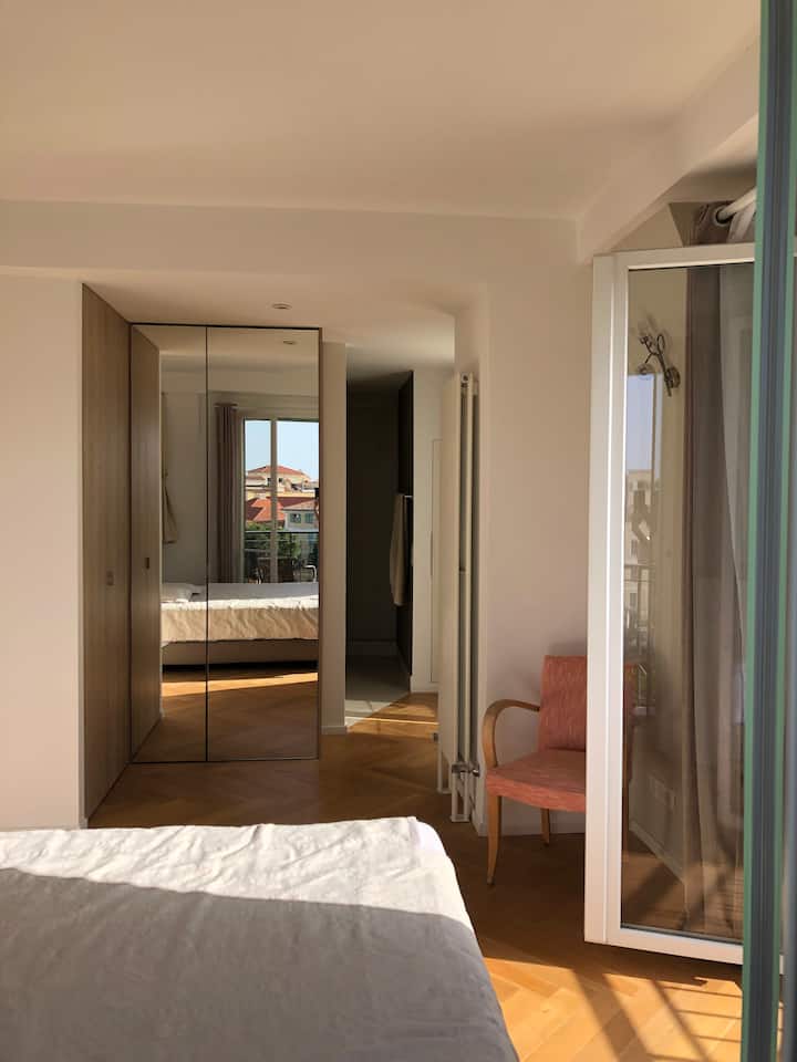 Dressing attenant à la première chambre.
Du dressing de la chambre principale, l'accès à la salle de bain qui s'ouvre sur le balcon par une double porte-fenêtre.