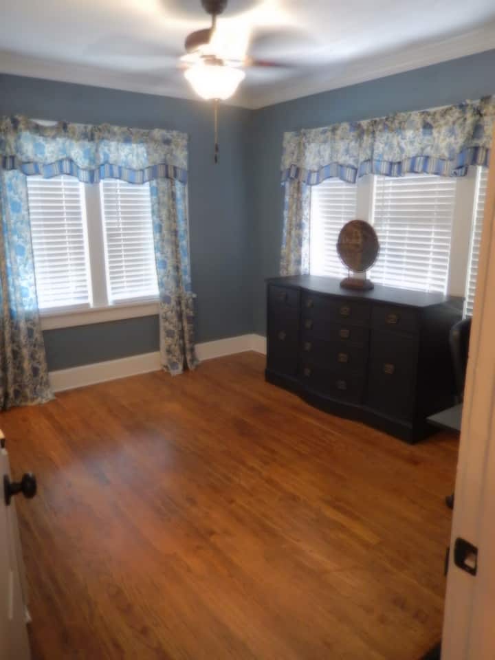 2 - ра спалня, вертикално падащо легло е сгънато.