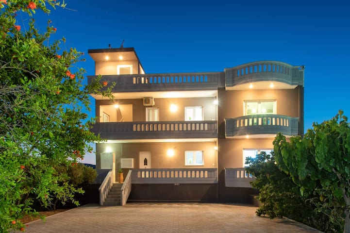 Majestic Villa: Sea view, Pool, BBQ, Playgound