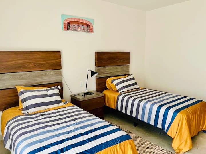 Chumba cha Pili cha kulala kina Bafu la En-Suite, AC, Natural Ligth na Fan