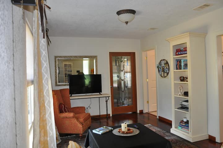 Beautiful 1-bedroom Cottage With Pool - Pensacola, FL
