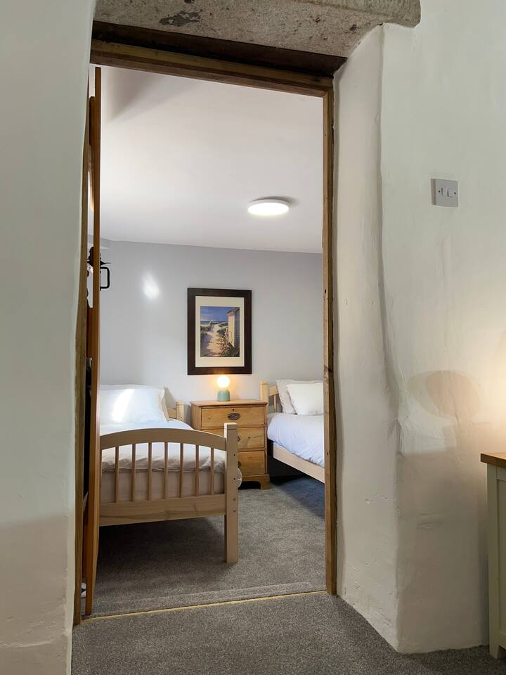 2 מיטות יחיד
מלתחה ומגירות