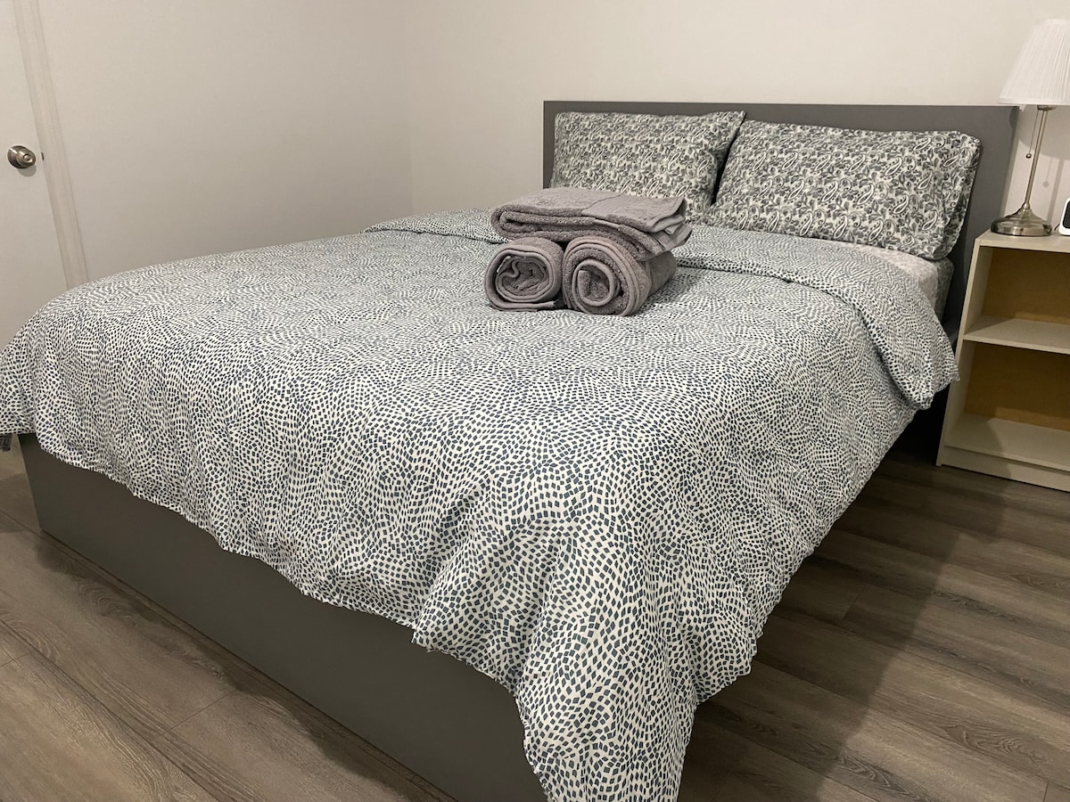 Spavaća soba 3 s udobnim, potpuno novim bračnim krevetom 